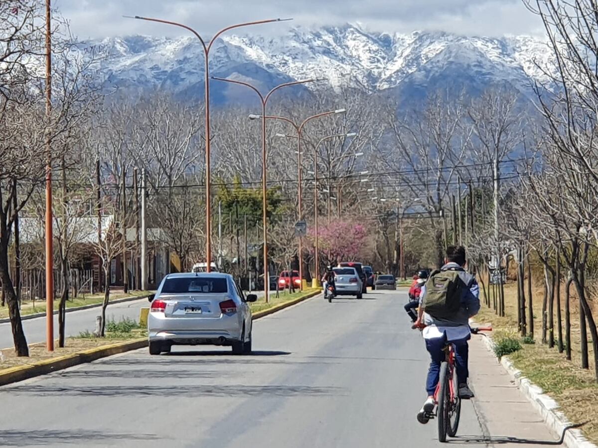 Las Altas Cumbres nevadas, vistas desde Villa Dolores. (La Voz)