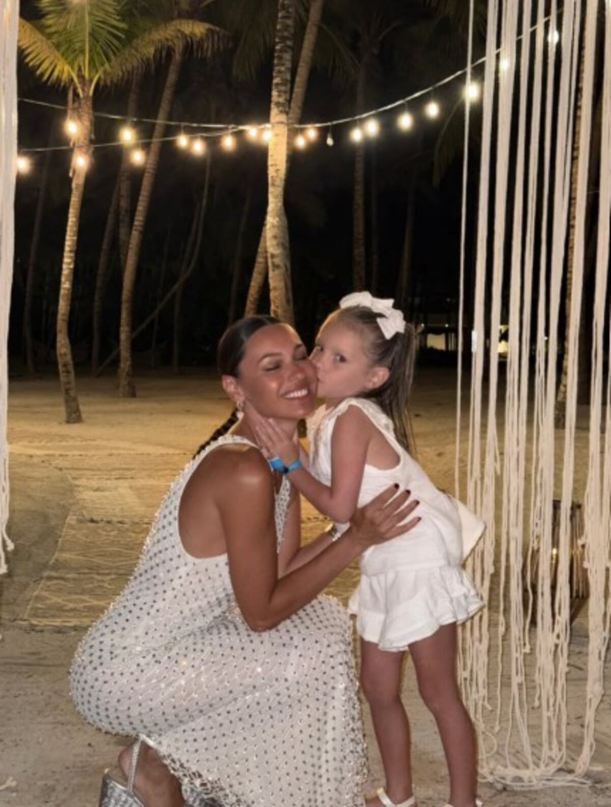 Pampita y Ana García Moritán eligieron un look combinado para disfrutar de la noche caribeña.