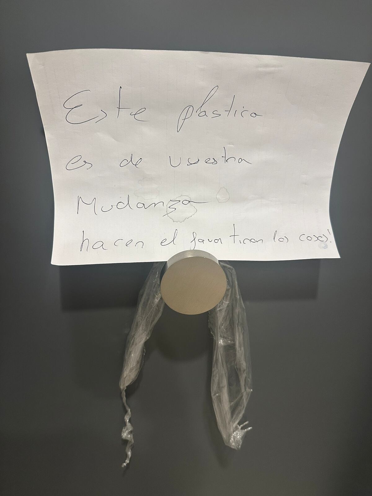 El cartel que recibió.