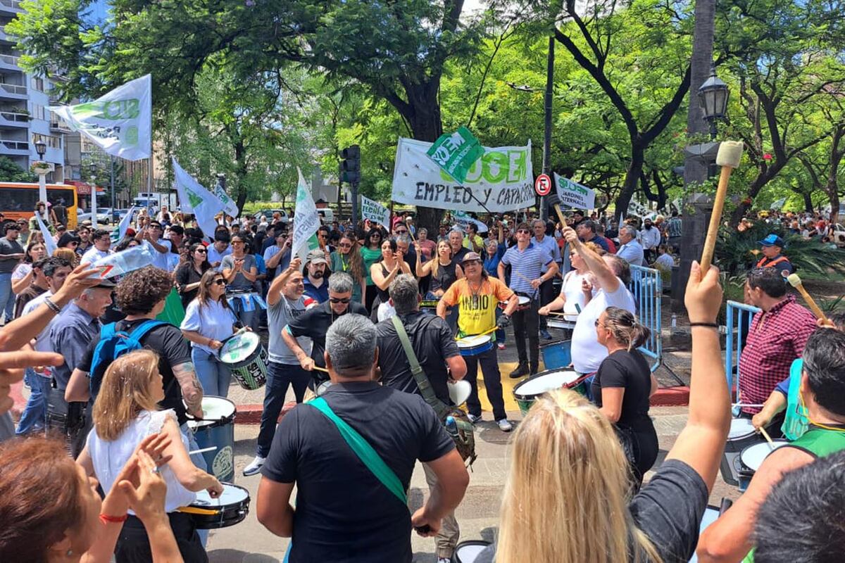 Protesta del Suoem frente a la Municipalidad de Córdoba. (José Gbriel Hernández / La Voz)