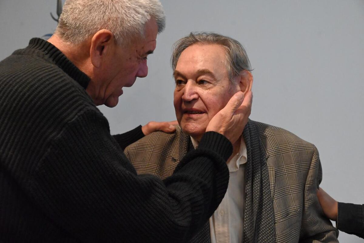 Cisneros recibe el cariño del "Lomo" Ligorria. (Prensa Legislatura de Córdoba)