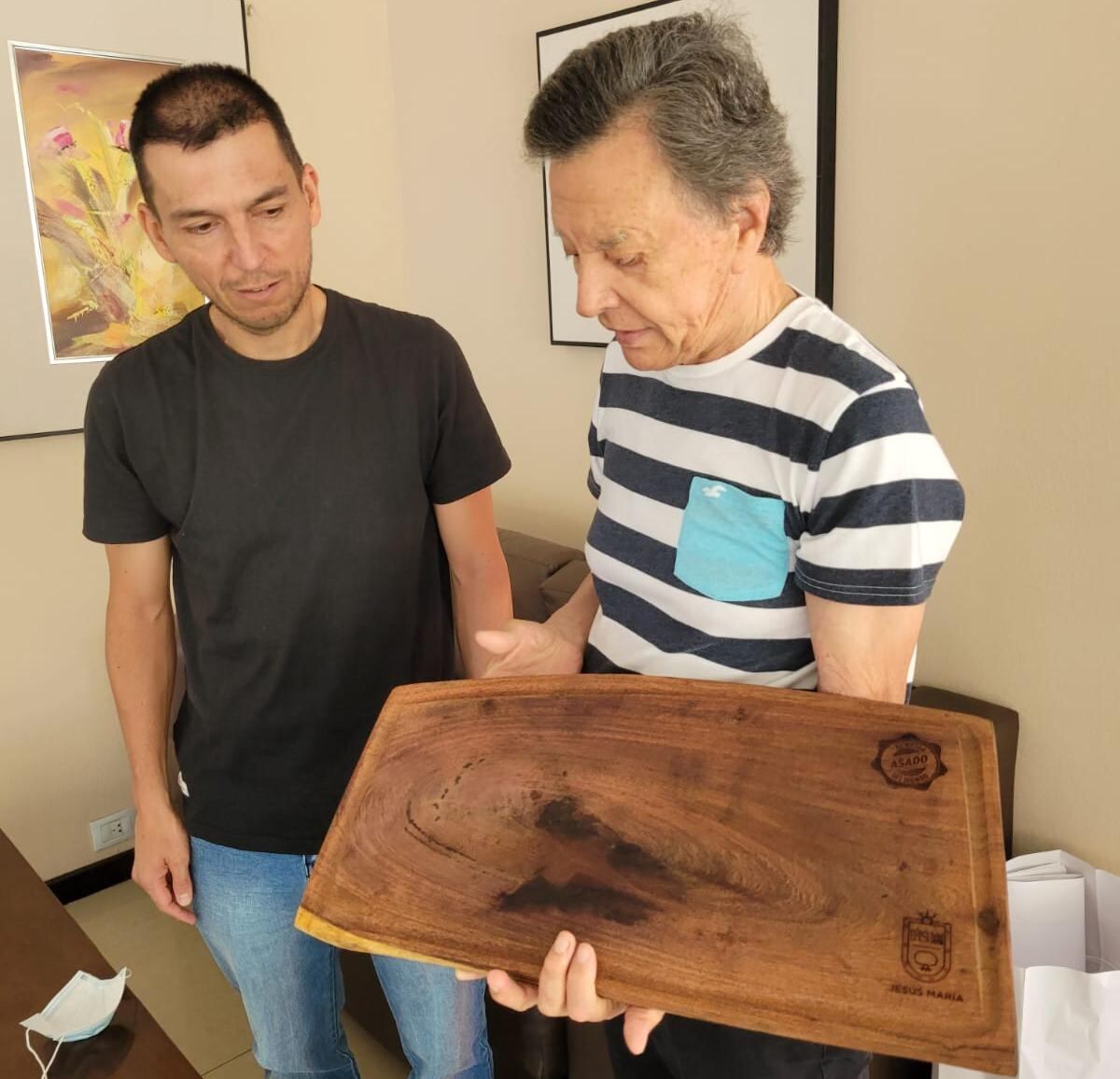 Palito Ortega recibió una tabla con la inscripción "El mejor asado del mundo". (La Voz)