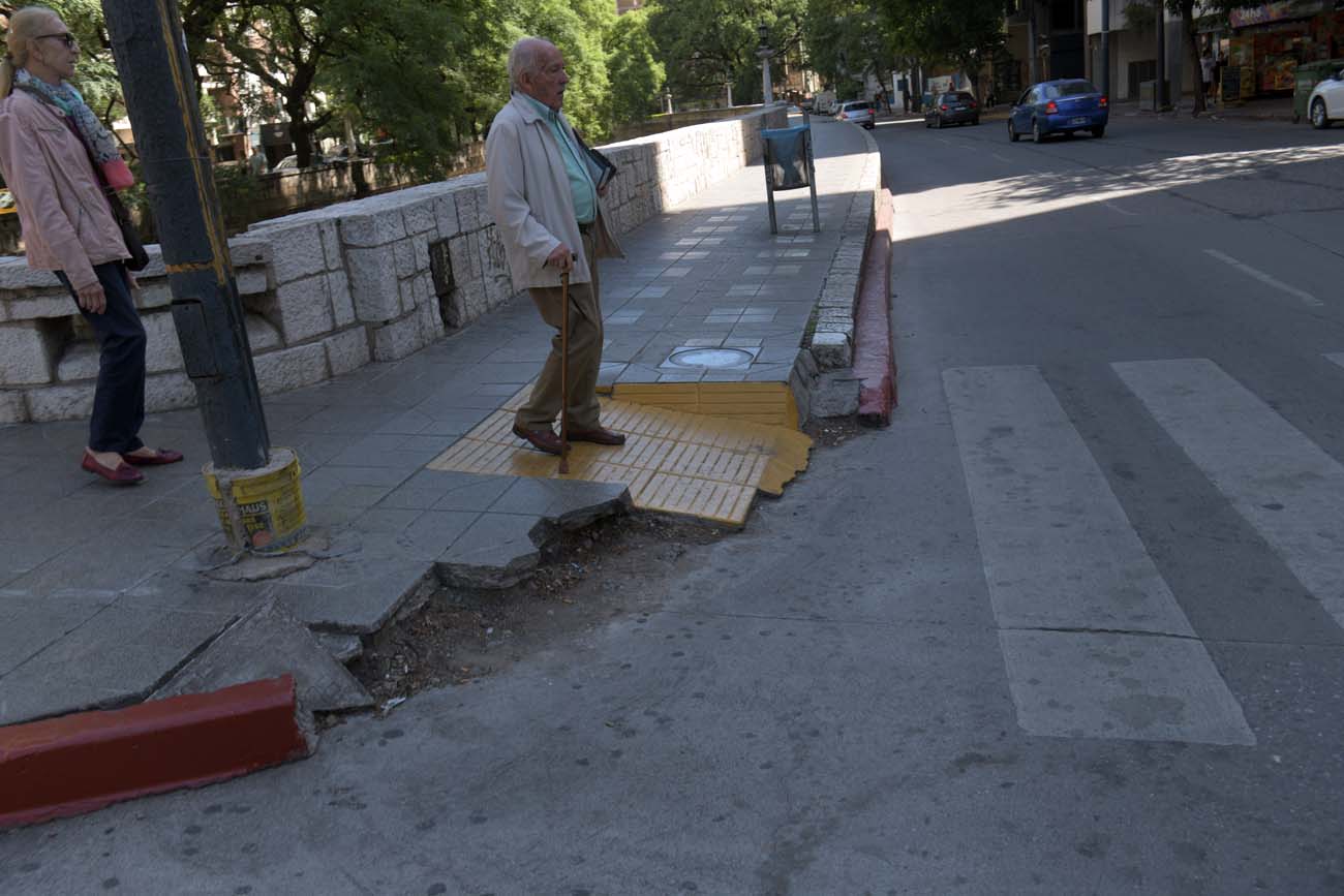 San Juan y Cañada. Rampas en mal estado en el centro de la ciudad (Ramiro Pereyra / La Voz)