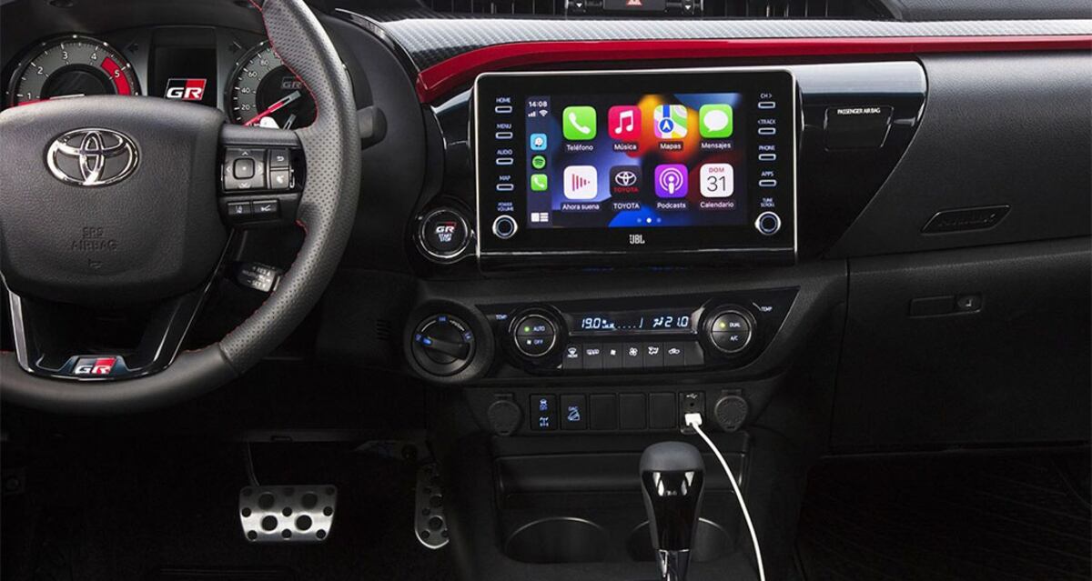 En el interior cuenta con costuras rojas, butacas deportivas, tablero deportivo y placa con número de serie. Sin embargo, la gran novedad es que se incorporaron las levas del cambio en el volante, para comandar la caja automática de seis velocidades.