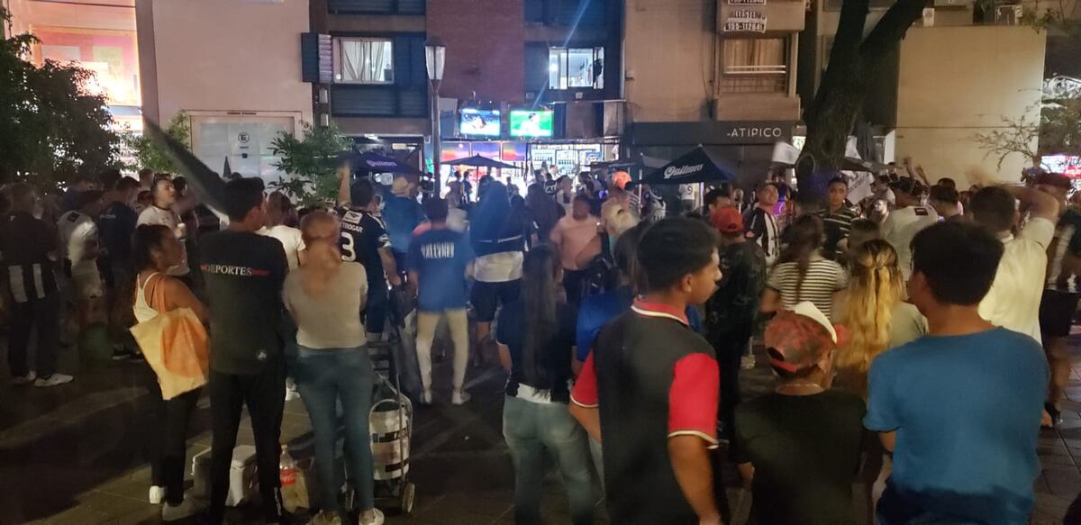 Los hinchas de Talleres copan las calles de Córdoba en la final con Boca, en el partido por la final de la Copa Argentina. (Javier Ferreyra)