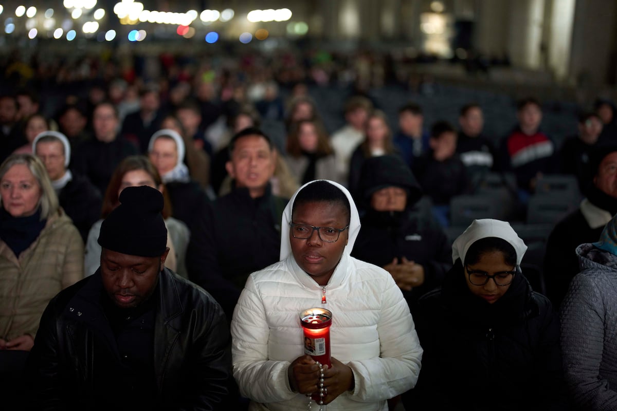 Italia. Fieles católicos participan en el rezo del rosario por la salud del papa Francisco, en la plaza de San Pedro del Vaticano, el 6 de marzo de 2025. (AP Foto/Francisco Seco).