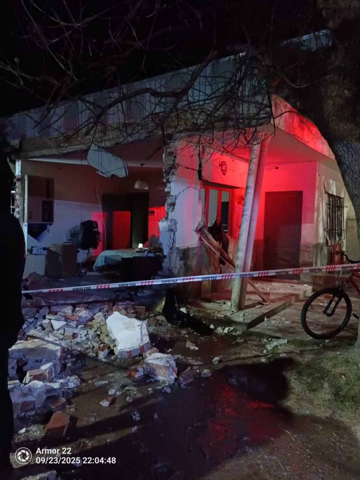 Villa María: una explosión en una casa provocó un derrumbe y dejó un herido grave. (Policía)