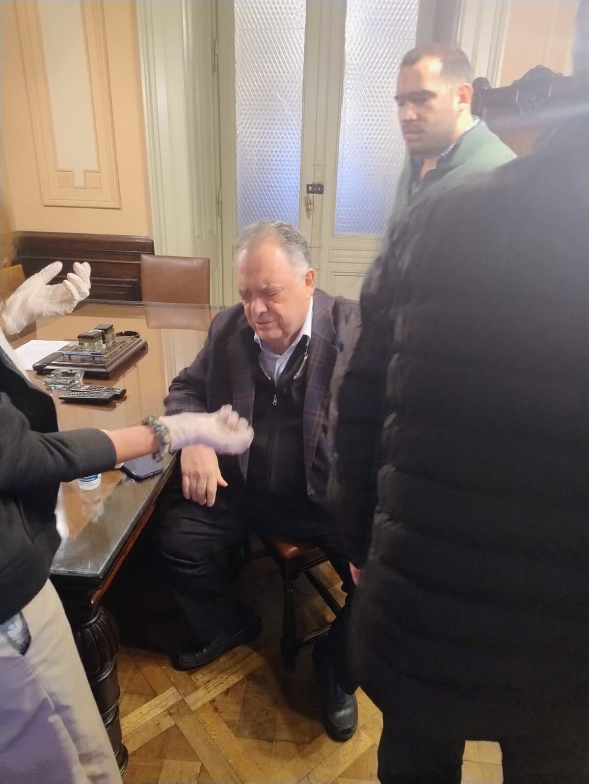 Marcha contra la "ley bases". Los diputados Luis Basterra y Eduardo Valdés tuvieron que recibir asistencia médica. (Corresponsalía)