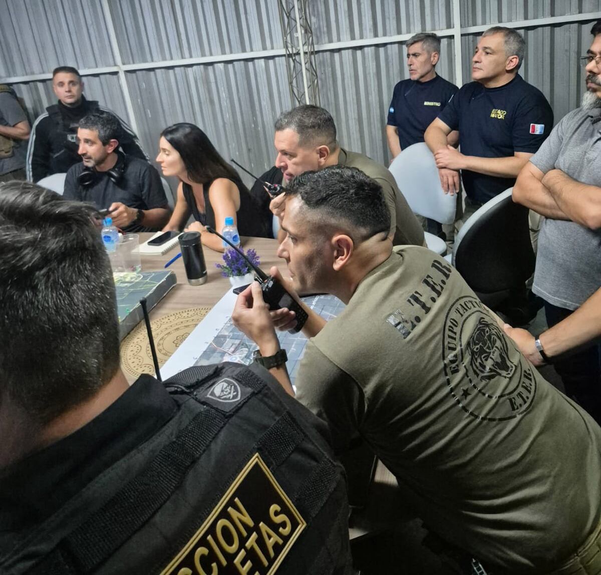 El momento en que los jefes operativos dan las indicaciones para la captura de los detenidos. Atrás, el ministro Quinteros y a su lado, el nuevo subjefe de Policía, Alberto Bietti. (Gobierno de Córdoba)
