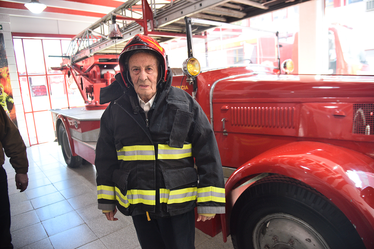 Antonio con el equipo actual de bomberos. (Foto Pedro Castillo / La Voz)