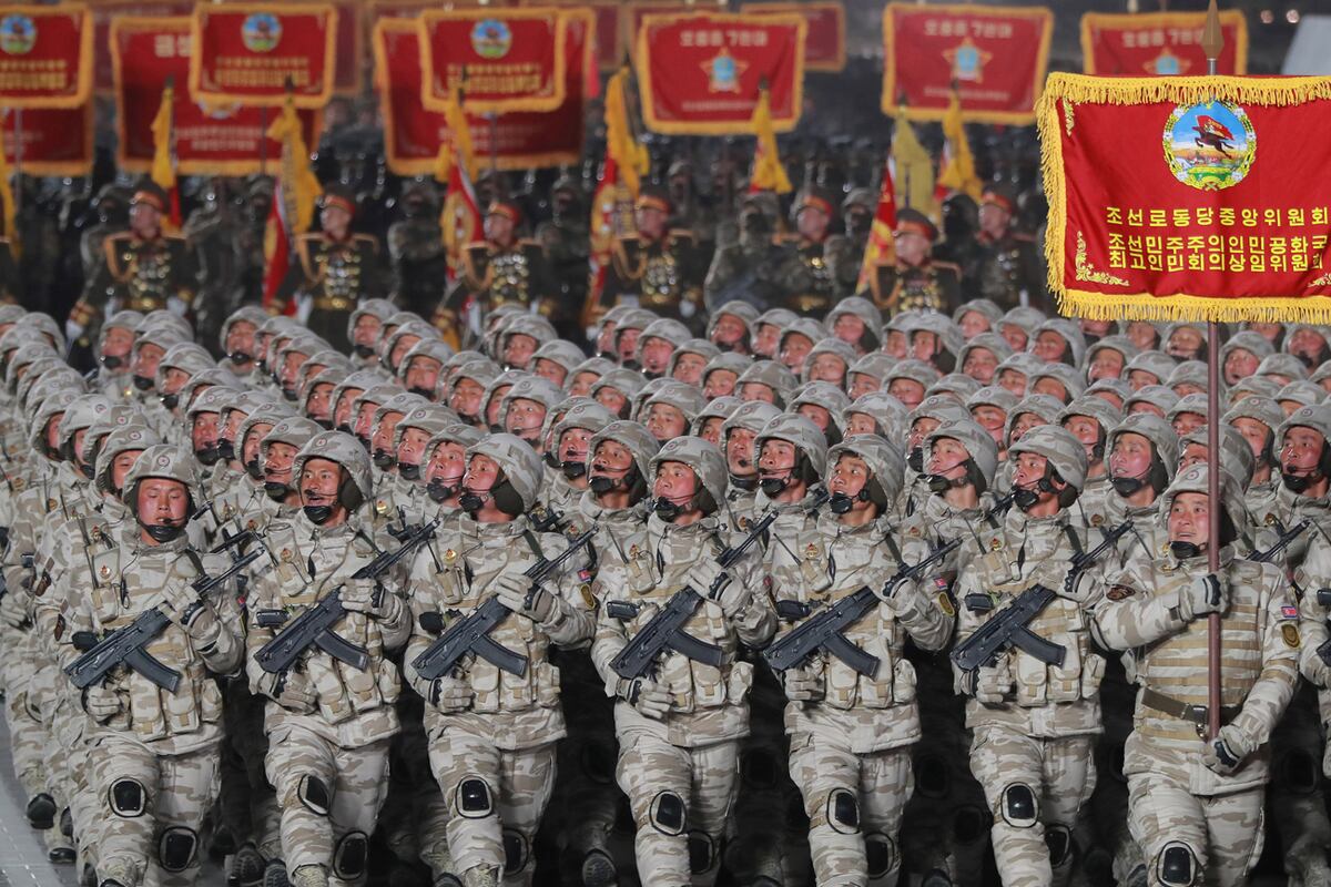 El impresionante desfile militar donde Corea del Note mostró su poderío nuclear. Kim Jong-un volvió a mostrarse con su hija (Fotos AP y DPA).