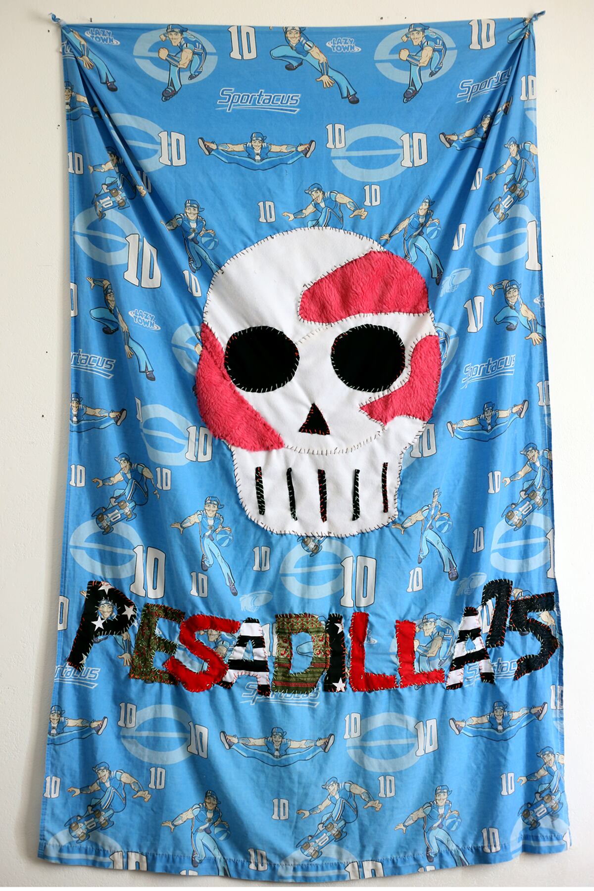 Pablo Peisino. Pesadilla 75. Bordado sobre sabana infantil. 2019