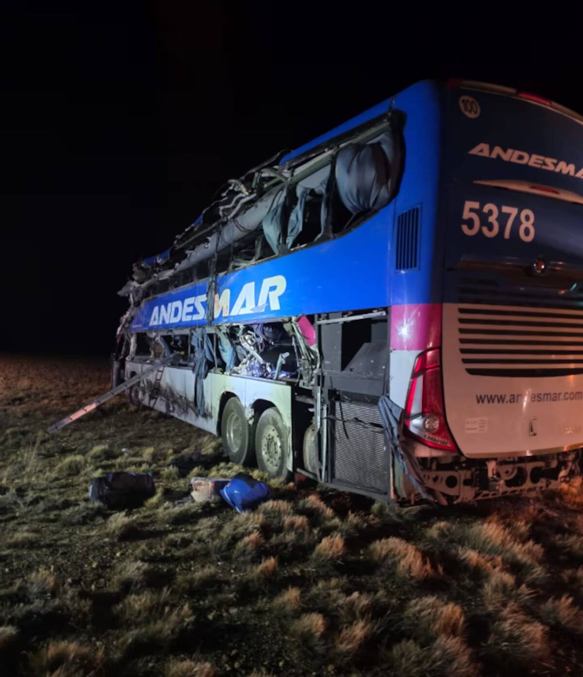 Trágico choque en Santa Cruz, 4 muertos y al menos 20 heridos.