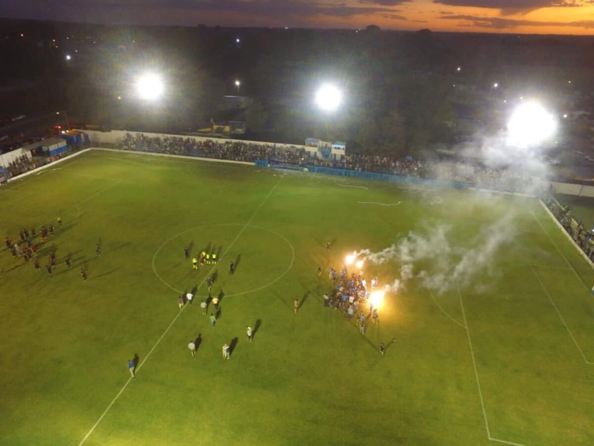 Belgrano de Berrotarán y el primer título de su historia. El club tiene 100 años y compite en la Liga Riotercerense de Fútbol. (Gentileza Belgrano de Berrotarán).