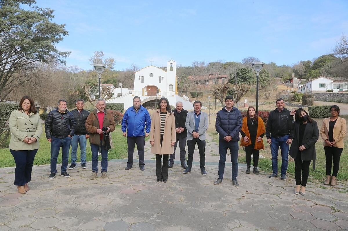 Respaldo. Natalia de la Sota, en una visita al departamento Colón. Intendentes y legisladores peronistas se mostraron con la precandidata de Hacemos por Córdoba.