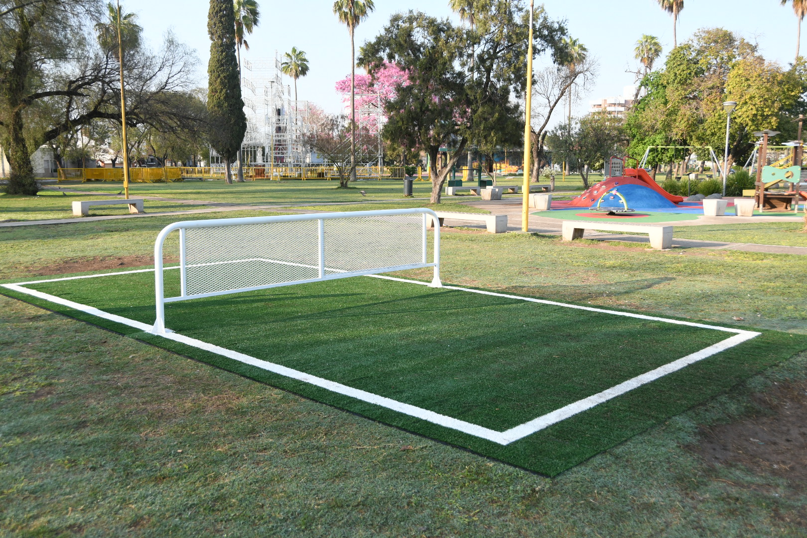 Nuevas obras en la Plaza 1º de Mayo: baños públicos y cancha de fútbol tenis