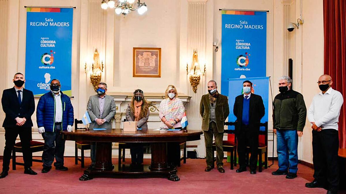 Entrega vasija al gobierno de Perú. / Agencia Córdoba Cultura