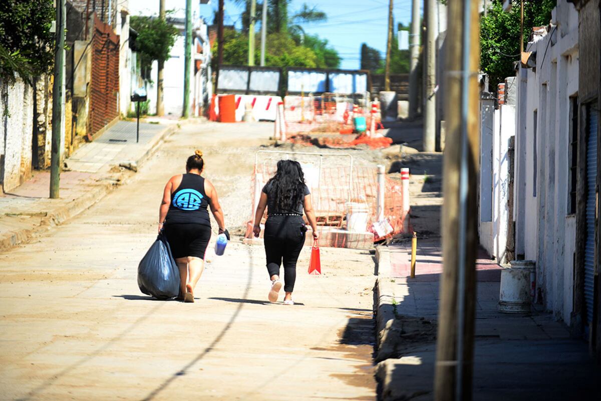 Villa Páez. Soledad junto a su hija, sobre la calle Igualdad, a más de 15 días del desborde de cloacas (José Hernández/La Voz).