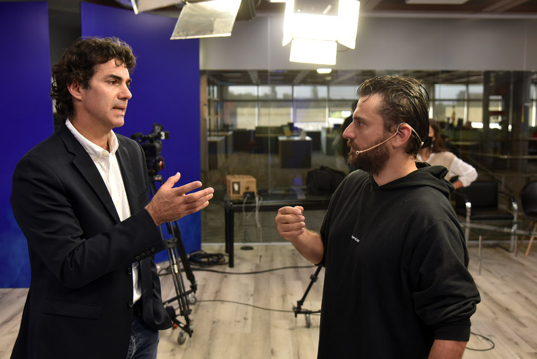 Encuentro. Juan Manuel Urtubey y Juan Grabois tuvieron un encuentro casual, en el estudio de televisión de La Voz. Hablaron sobre la mortalidad infantil en Salta. (Nicolás Bravo)