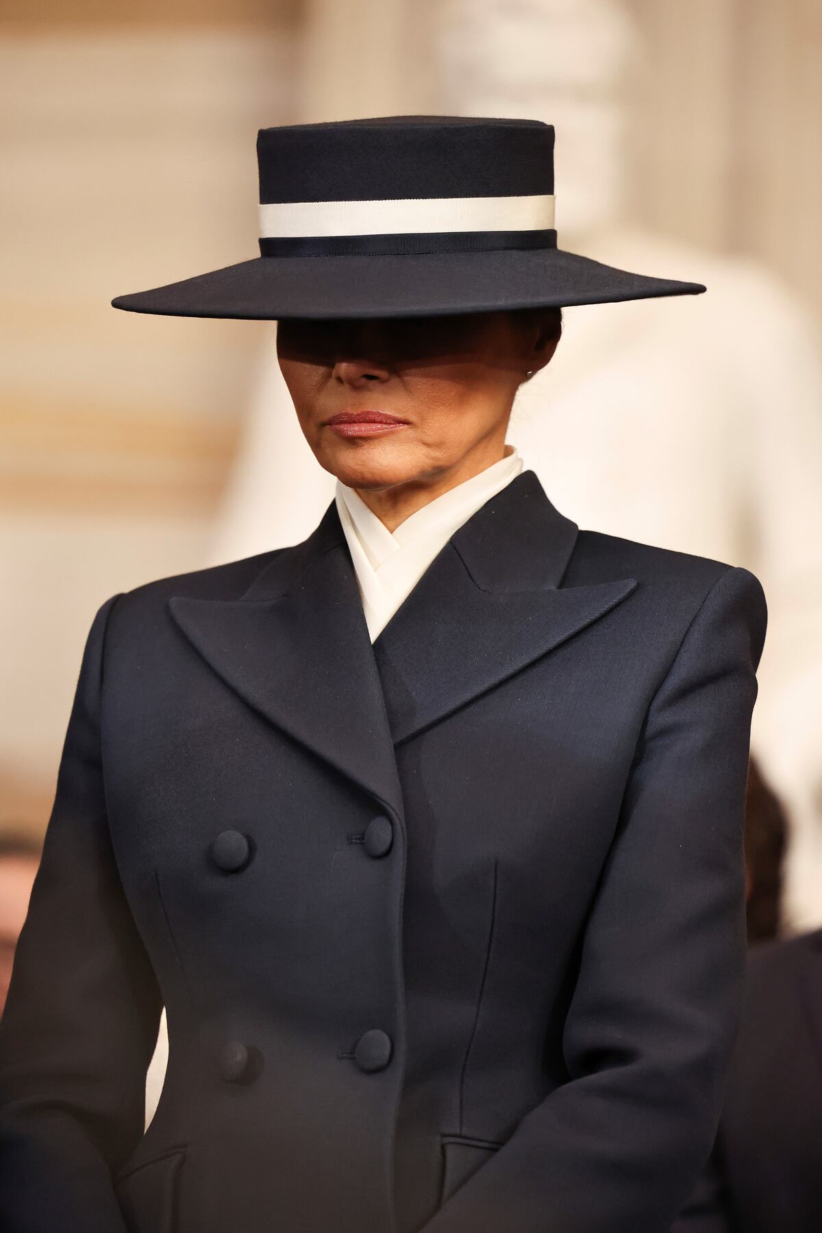 Melania Trump y su sombrero, viralizados tras la ceremonia de posesión presidencial de Donald. (Chip Somodevilla/Pool Photo via AP)