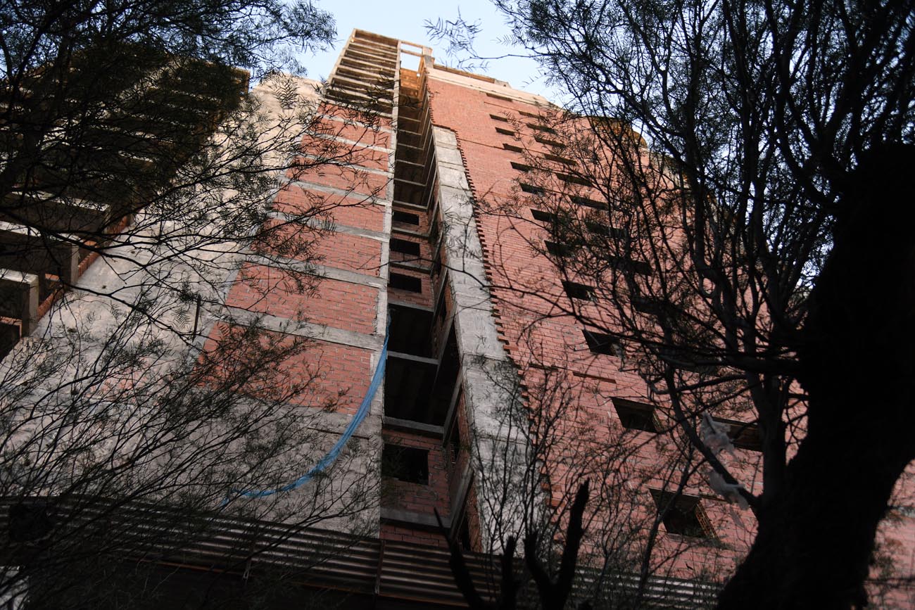 Riesgo que presenta un edificio a medio construir  y el padecimiento de vecinos en  San José de Calasanz y Bv. San Juan. Ramiro Pereyra/La Voz.