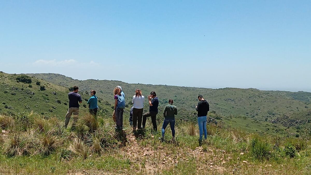 Miembros del equipo técnico interdisciplinario que desarrolla la investigación, en el terreno del estudio, cerca de Ascochinga (Gentileza Arsch)
