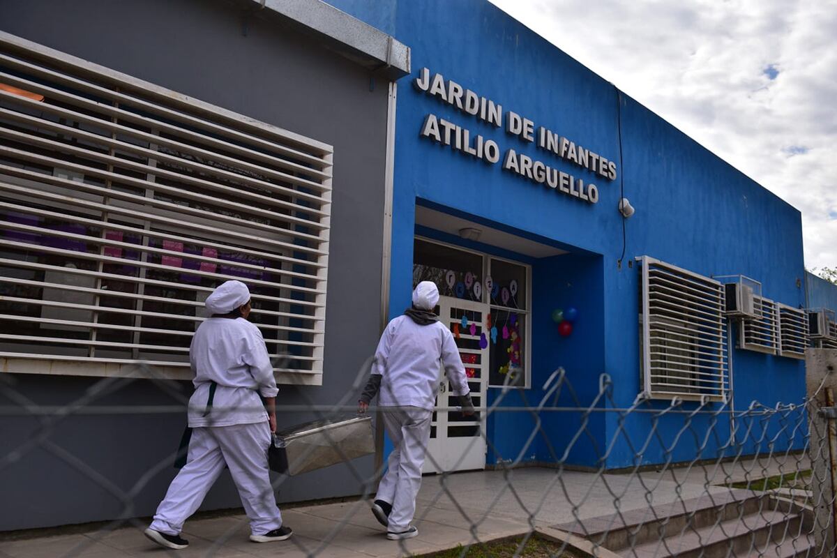 Robaron el alambre primetral del Jardín de Infantes Atilio Argüello de barrio Parque República. Los niños no pueden salir al recreo al patio. (José Gabriel Hernández / La Voz)