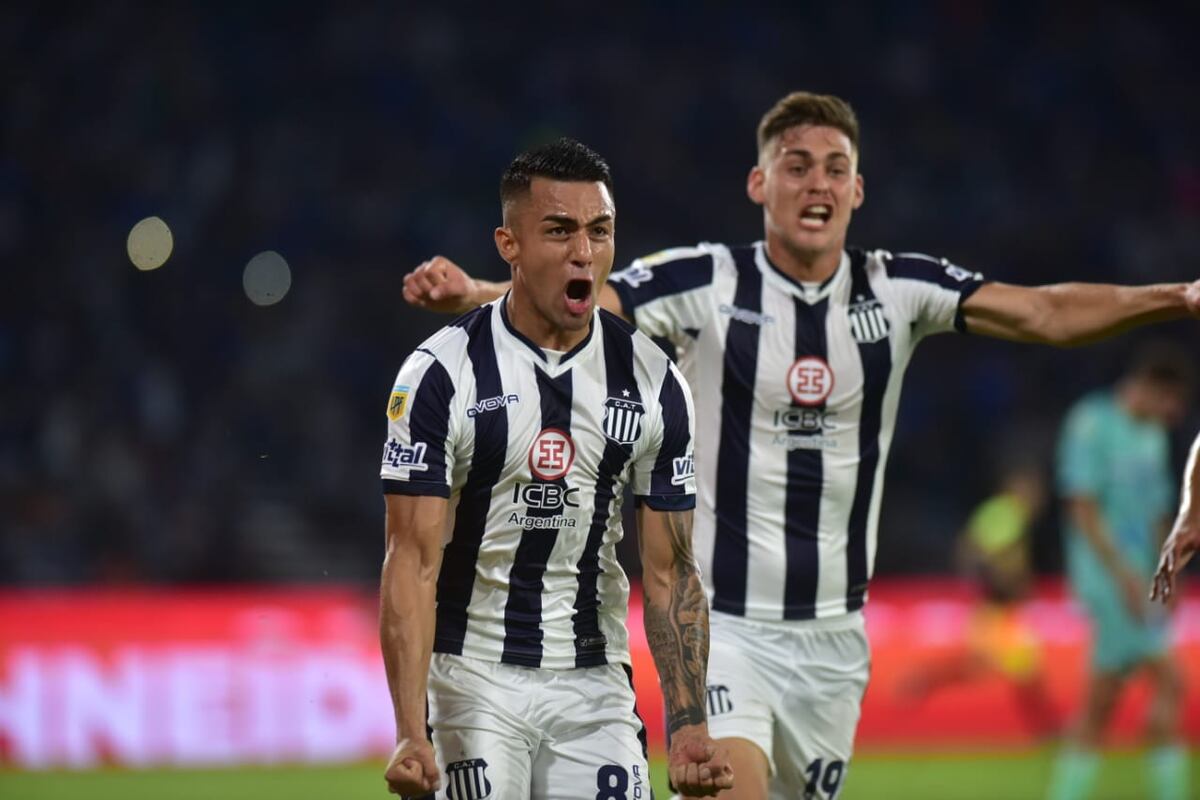 Juan Méndez festeja el 1-0 de Talleres ante Godoy Cruz en el estadio Mario Kempes por la Copa de la Liga Profesional. (Facundo Luque / La Voz)