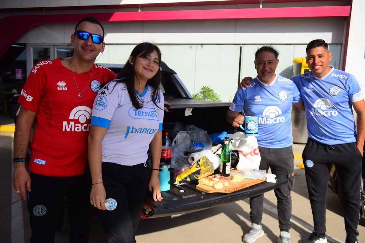 Hinchas de Belgrano copando la ruta para ir a Rafaela y asistir al partido con Real Pilar por los 32avos de final de la Copa Argentina. (José Gabriel Hernández / La Voz)
