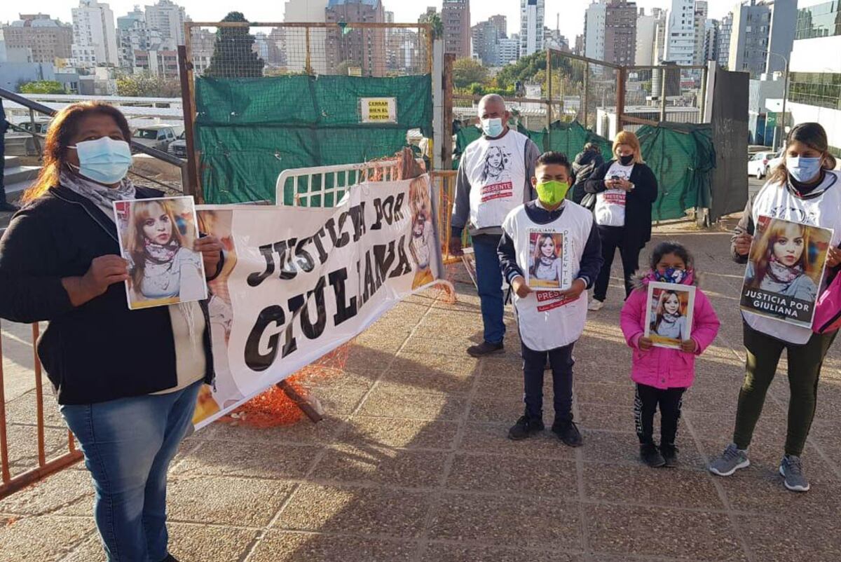 Familiares de Giuliana Silva piden justicia frente al edificio de Tribunales II donde se realiza el juicio (Nicolás Bravo)