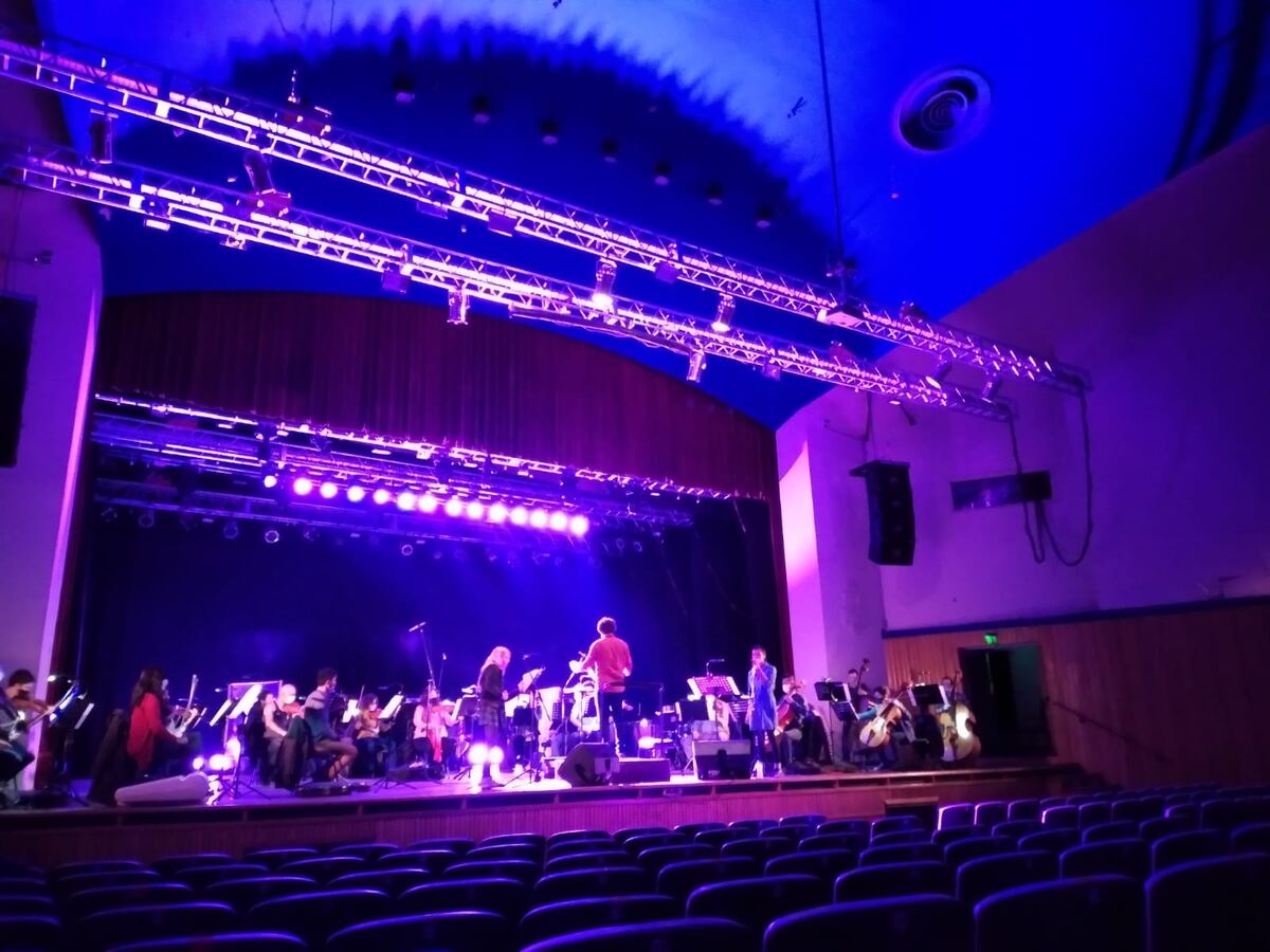 Caro Merlo y Mari Polé durante un ensayo junto a la Sinfónica de la UNC para "Mañana es mejor". Foto: gentileza Sebastián Tejerina.