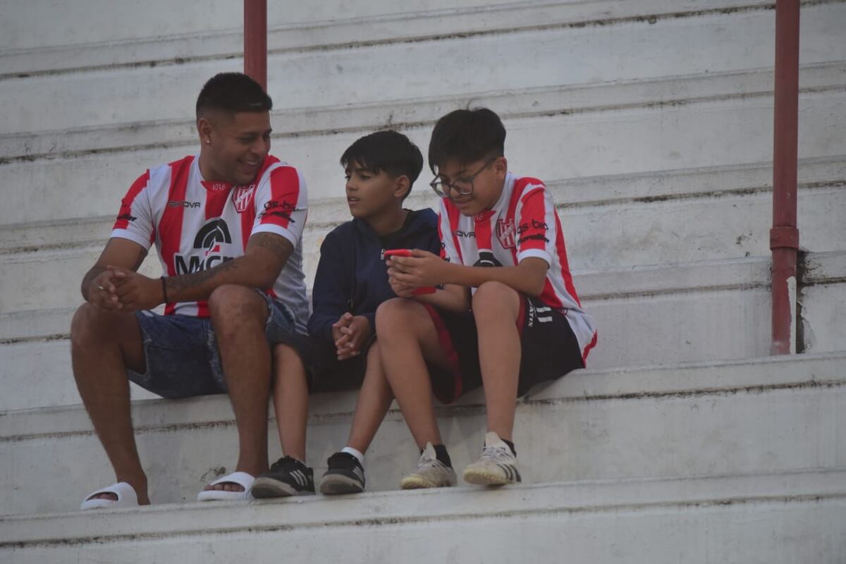 Copa Córdoba. Los hinchas de Instituto en el Monumental de Alta Córdoba, antes del partido con Talleres. (Javier Ferreyra / La Voz)