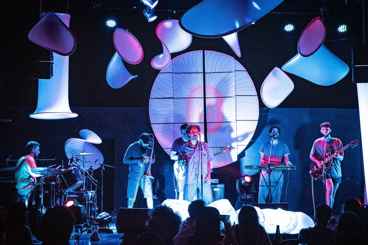 Los últimos shows en vivo de la banda estuvieron atravesados por un trabajo conceptual e interdisciplinario que convirtió a la banda en una nave musical. (Prensa Akun Maia/Gretel Martínez).