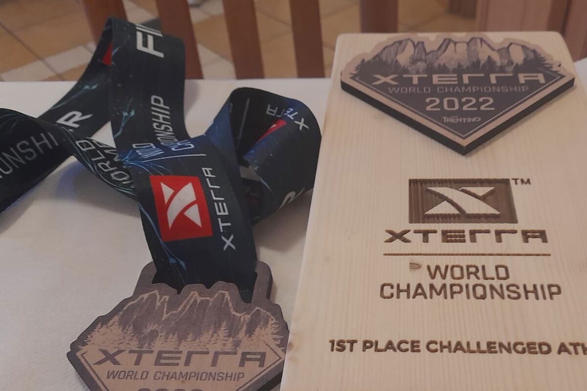 La medalla y el certificado que acreditan su primer puesto en el Campeonato del Mundo. (Gentileza Pablo Pomata)