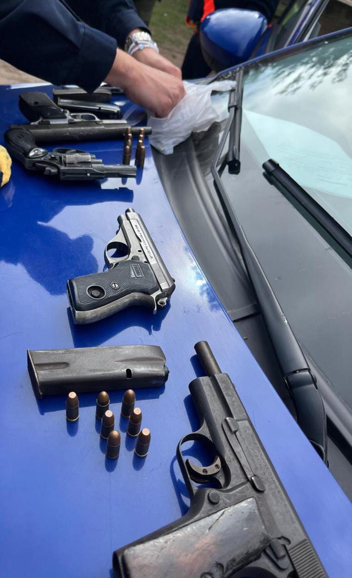 Al menos cuatro armas secuestradas en el operativo por el partido entre Boca y Estudiantes en Córdoba (Policía).