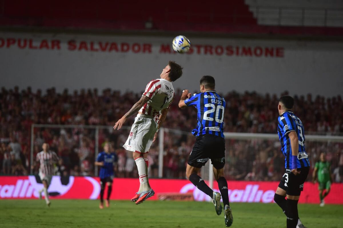Instituto | Matías Fonseca en el partido vs. Atlético Tucumán en Alta Córdoba. (Nicolás Bravo / La Voz)