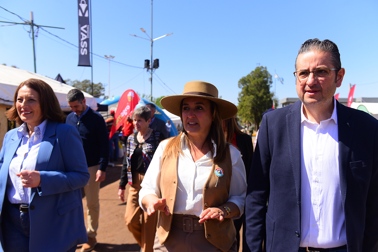 Recorridas. La vicegobernadora Myrian Prunotto en una de sus habituales giras por el interior. En este caso, el año pasado, en la Expo Rural de Jesús María. (José Gabriel Hernández / Archivo)