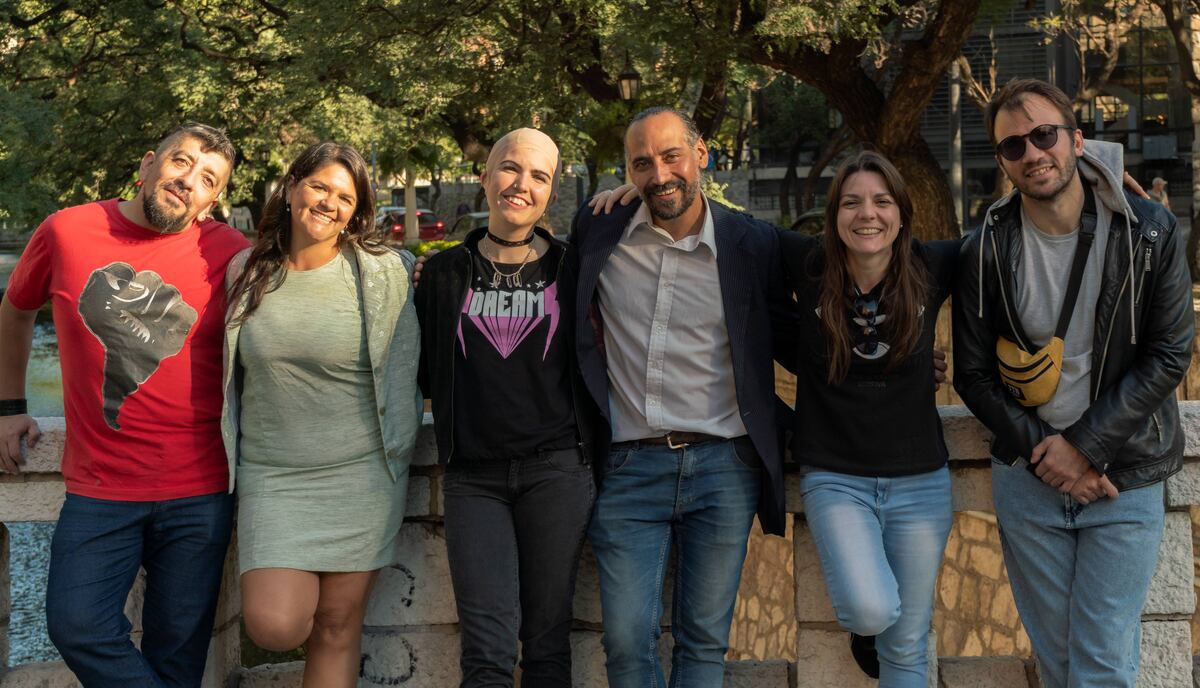 Parte del elenco de "La Pelada, un crimen en la Cañada", con uno de los símbolos de Córdoba de fondo (prensa de la obra)