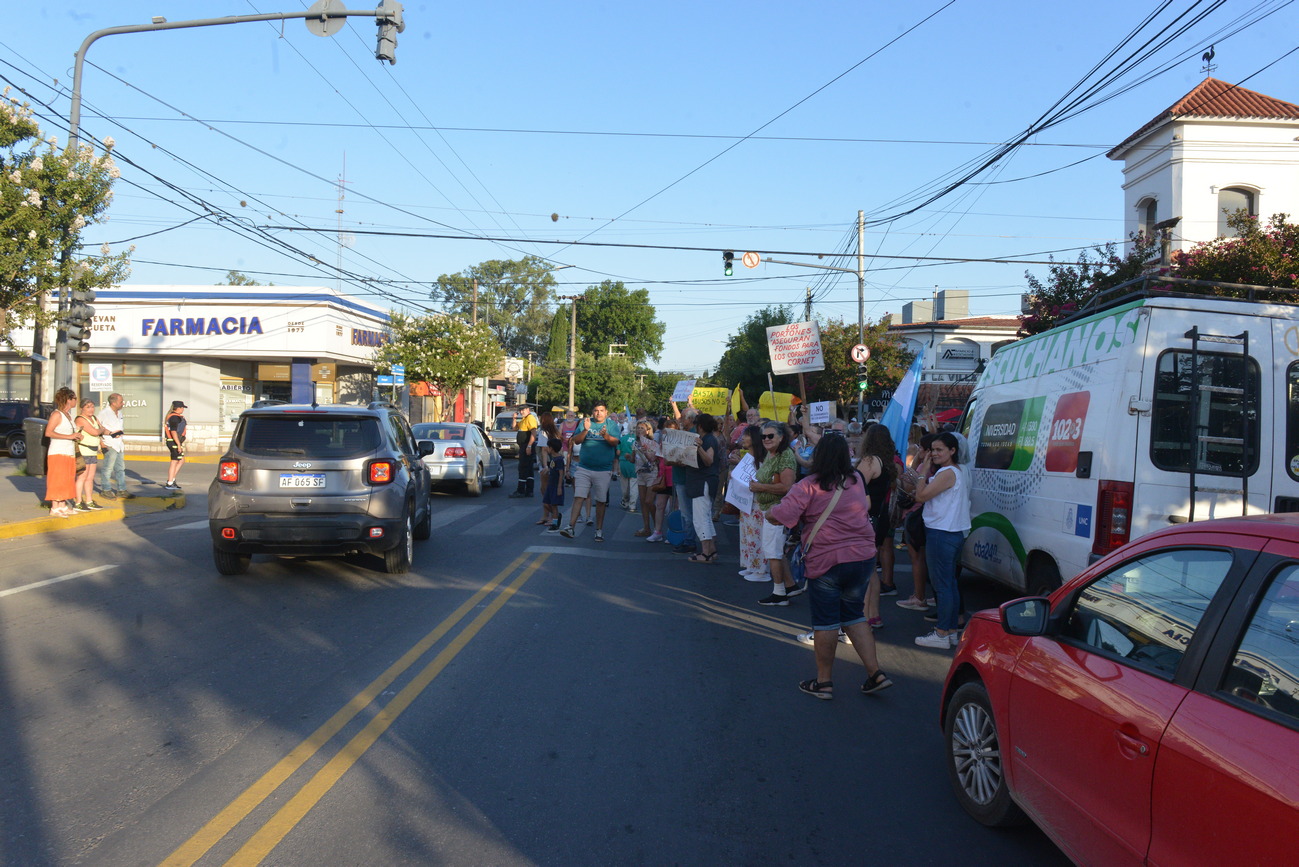 Vecinos de Villa Allende protestan contra el proyecto de seguridad de restricción de circulación frente al Municipio local. (Cesar Heredia/La Voz)