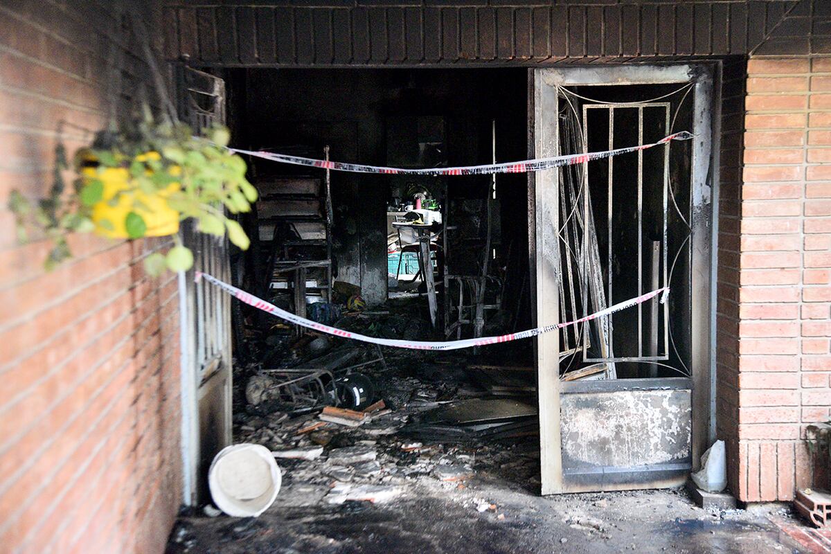 Una familia perdió todo al incendiarse la panadería que tenían en su casa de barrio Yofre Norte. (Pedro Castillo / La Voz)