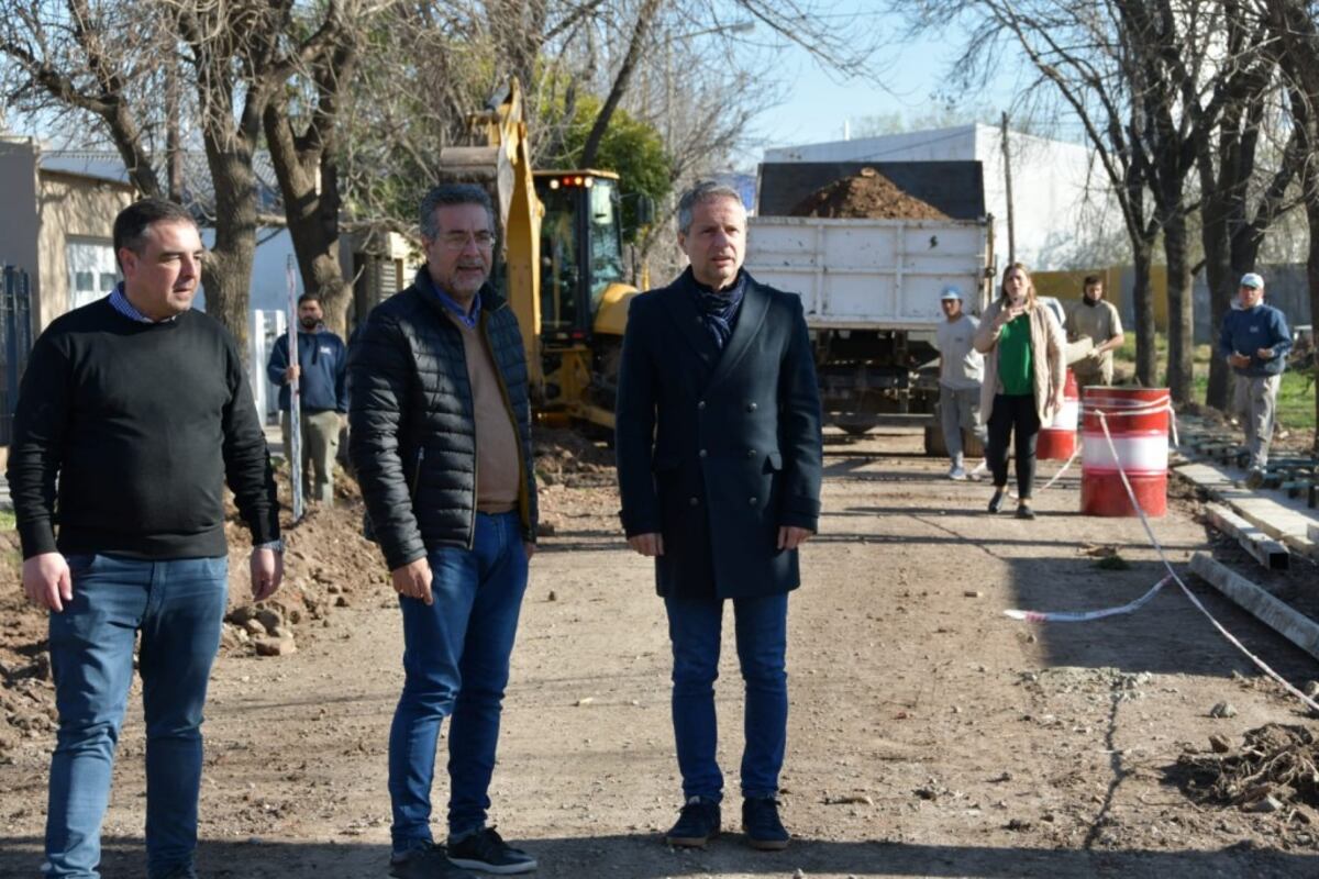 Al centro: Néstor Gómez, junto al intendente Damián Bernarte, cuando era secretario de Infraestructura de San Francisco (Gentileza).