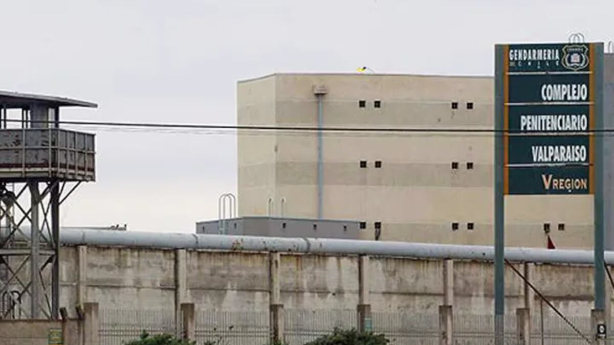 Los internos escalaron desde su celda, cortaron barrotes y ascendieron al cuarto nivel para tensar una cuerda lanzada desde el exterior (Foto: gentileza Diario La Tercera)
