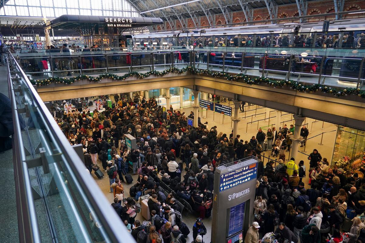Viajeros hacen cola para acceder al Eurostar en la estación internacional de St. Pancras, Londres, el martes 30 de diciembre de 2025. (Foto AP/Alberto Pezzali)