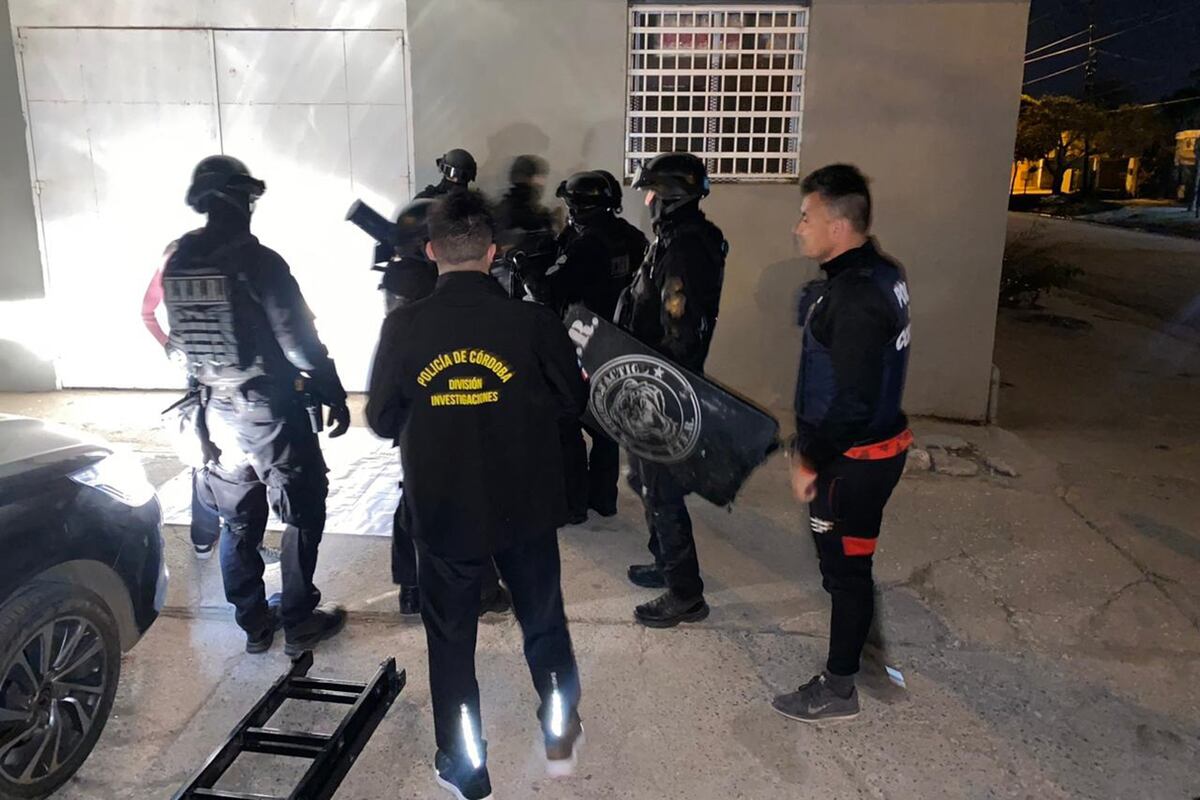 Villa María: Armado y desde el techo, amenazó a policías y tuvo que intervenir el ETER (Policía).