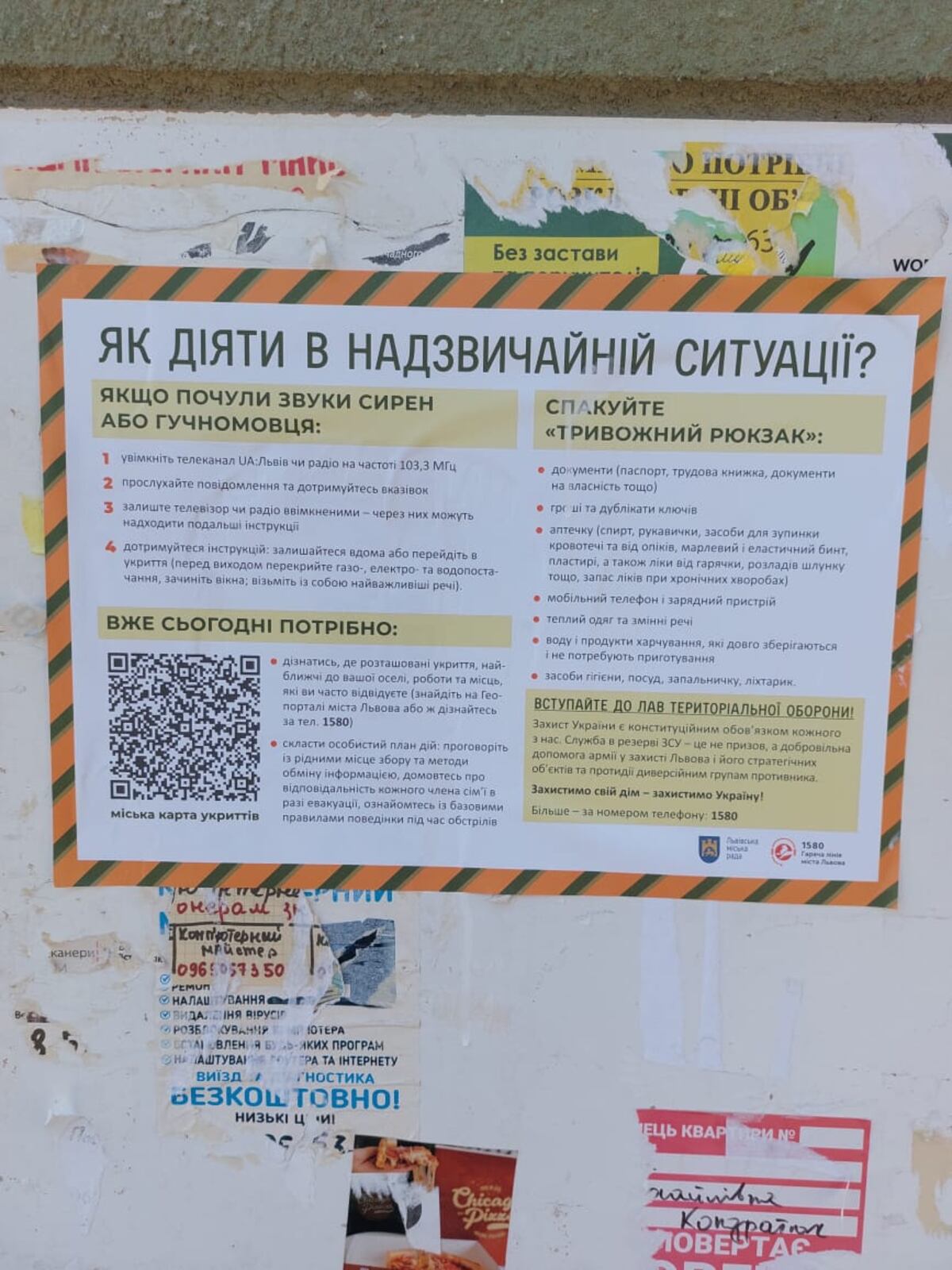 Un cartel junto a la puerta de un refugio indica los pasos a seguir en caso de invasión. (Federico Piccioni Aimar)