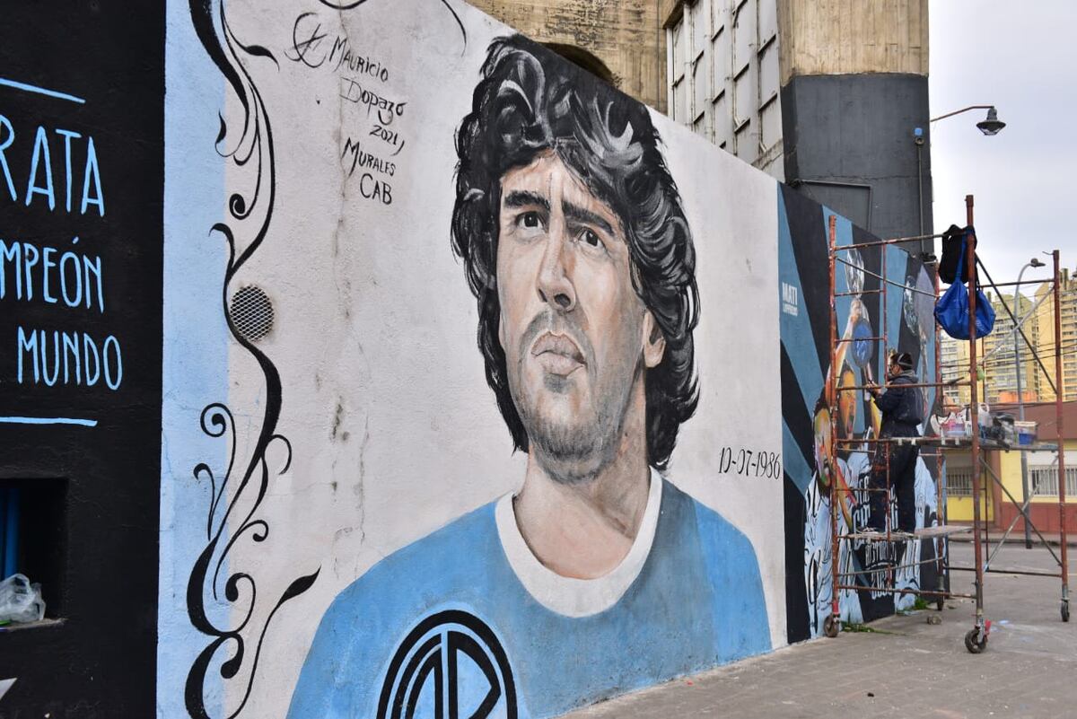 Los murales de la cancha de Belgrano y varios próceres del club en escena. (José Gabriel Hernández)