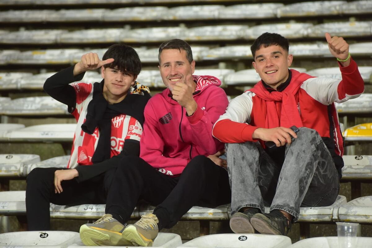 Hinchas de Instituto en la platea Ardiles del estadio Kempes, donde se jugó el partido ante River. (José Gabriel Hernéndez / La Voz)