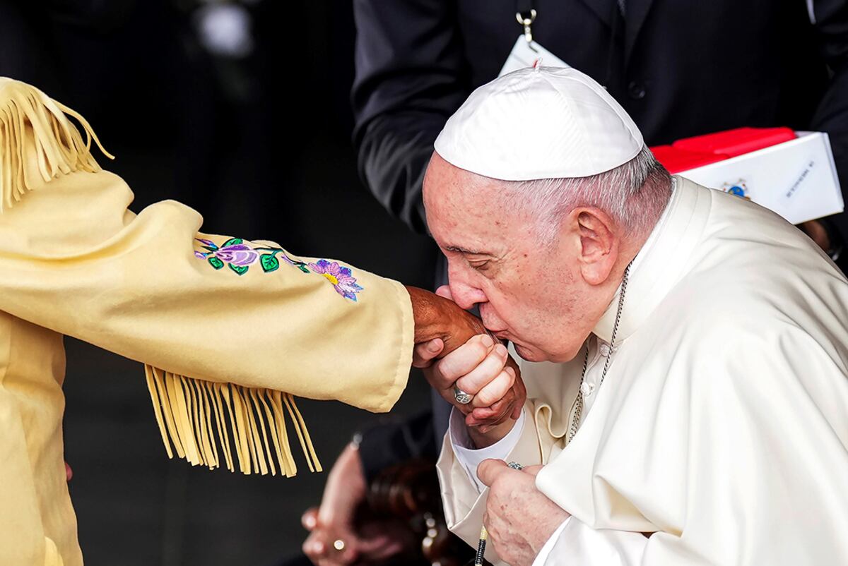 El Papa reza en un cementerio cerca de Edmonton, Canadá, en julio de 2022.