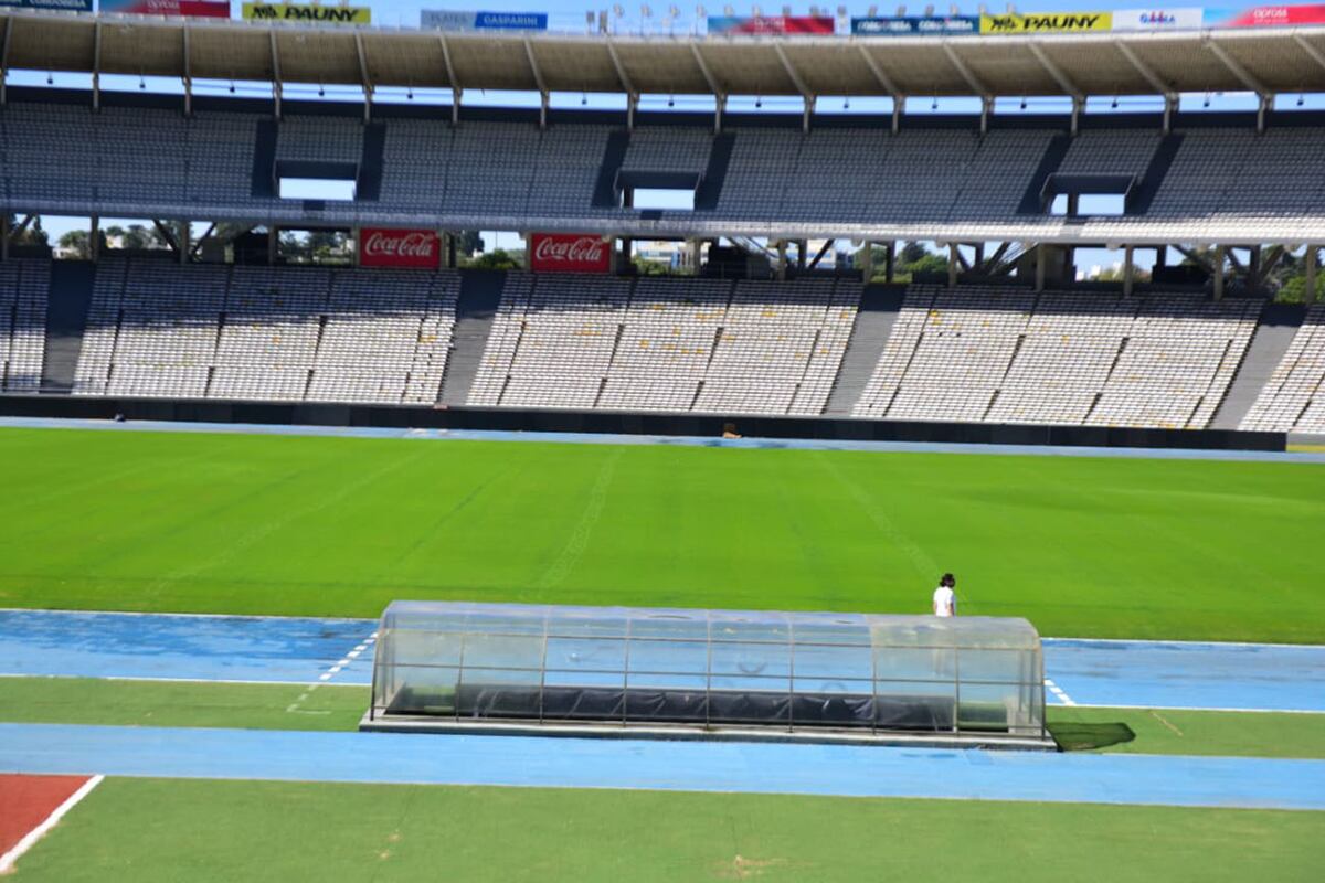 El estadio Mario Alberto Kempes trabaja en el mantenimiento del campo de juego para recibir el River - Boca de los cuartos de final de la Copa de la liga Profesional. (José Gabriel Hernández)