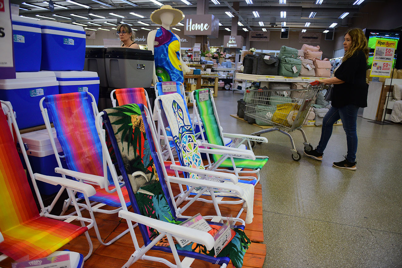Venta de piletas y articulos de camping en el Hiper Libertad. (José Gabriel Hernandez / La Voz)